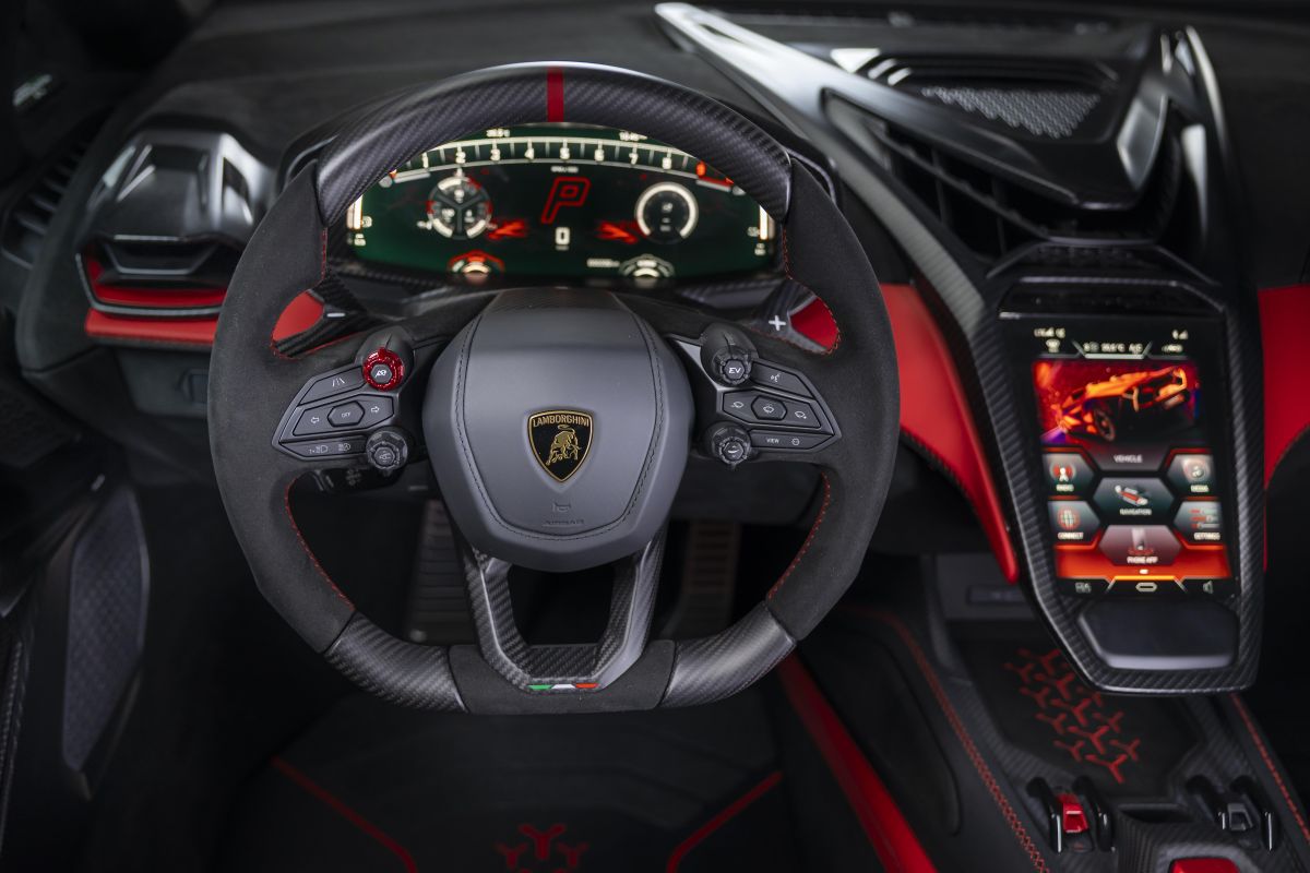 El nuevo Lamborghini Fenomeno Roadster debutó como el descapotable más potente en la historia de la marca italiana. V12MAGAZINE