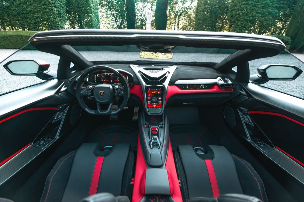El nuevo Lamborghini Fenomeno Roadster debutó como el descapotable más potente en la historia de la marca italiana. V12MAGAZINE