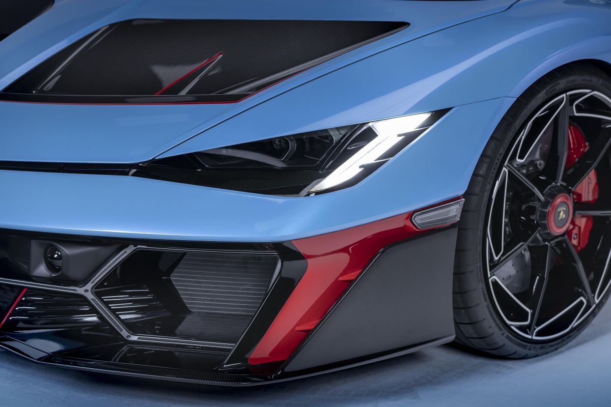 El nuevo Lamborghini Fenomeno Roadster debutó como el descapotable más potente en la historia de la marca italiana. V12MAGAZINE