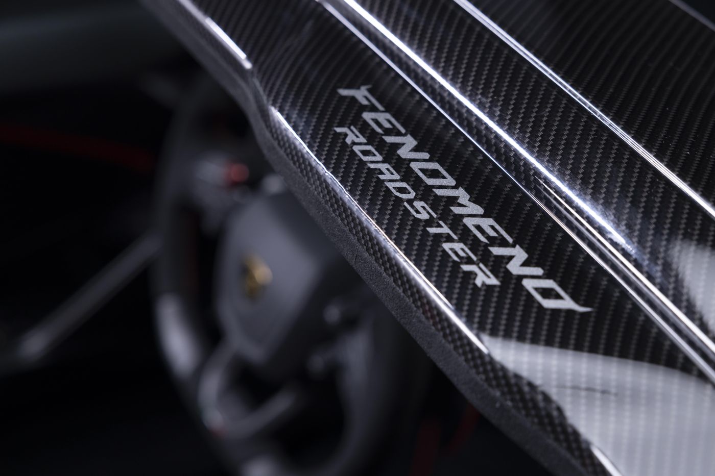 El nuevo Lamborghini Fenomeno Roadster debutó como el descapotable más potente en la historia de la marca italiana. V12MAGAZINE