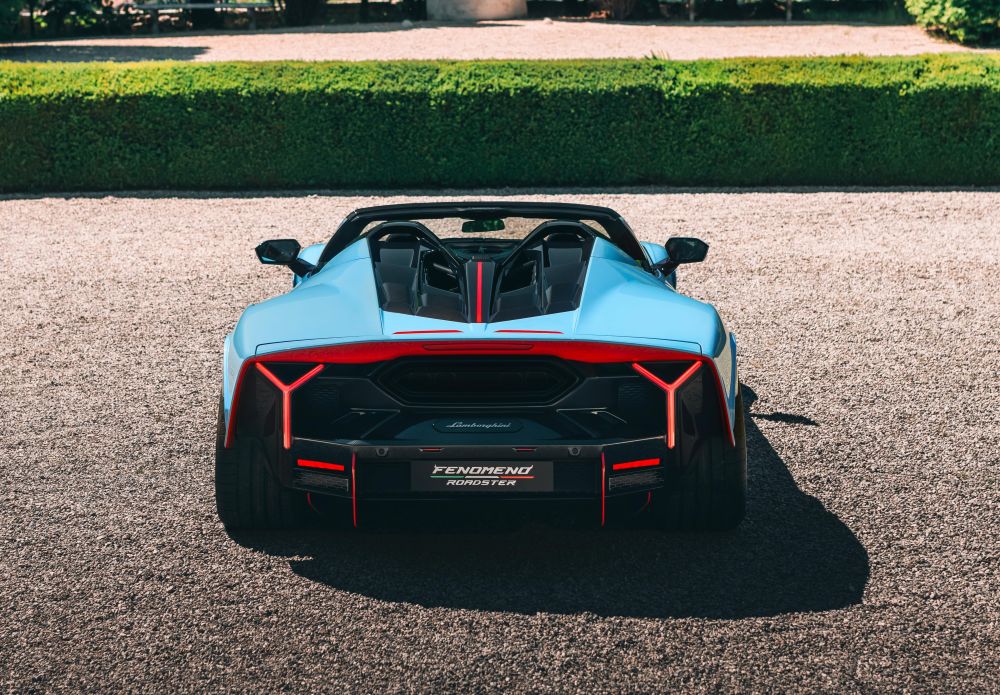 El nuevo Lamborghini Fenomeno Roadster debutó como el descapotable más potente en la historia de la marca italiana. V12MAGAZINE