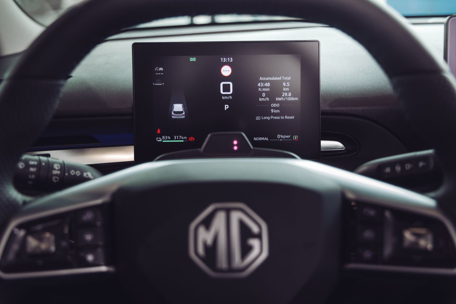 MG4 EV URBAN: EL ELÉCTRICO CHINO QUE PONE NERVIOSO AL MERCADO COLOMBIANO V12MAGAZINE MG4 EV Urban llega a Colombia con una promesa ambiciosa: demostrar que un carro eléctrico divertido, rápido y tecnológico ya no tiene que sentirse inalcanzable. V12MAGAZINE