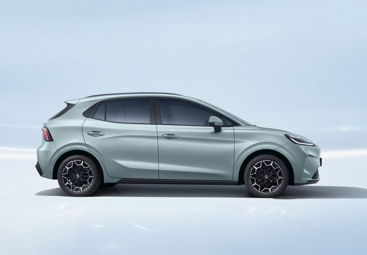 MG4 EV URBAN: EL ELÉCTRICO CHINO QUE PONE NERVIOSO AL MERCADO COLOMBIANO V12MAGAZINE MG4 EV Urban llega a Colombia con una promesa ambiciosa: demostrar que un carro eléctrico divertido, rápido y tecnológico ya no tiene que sentirse inalcanzable. V12MAGAZINE