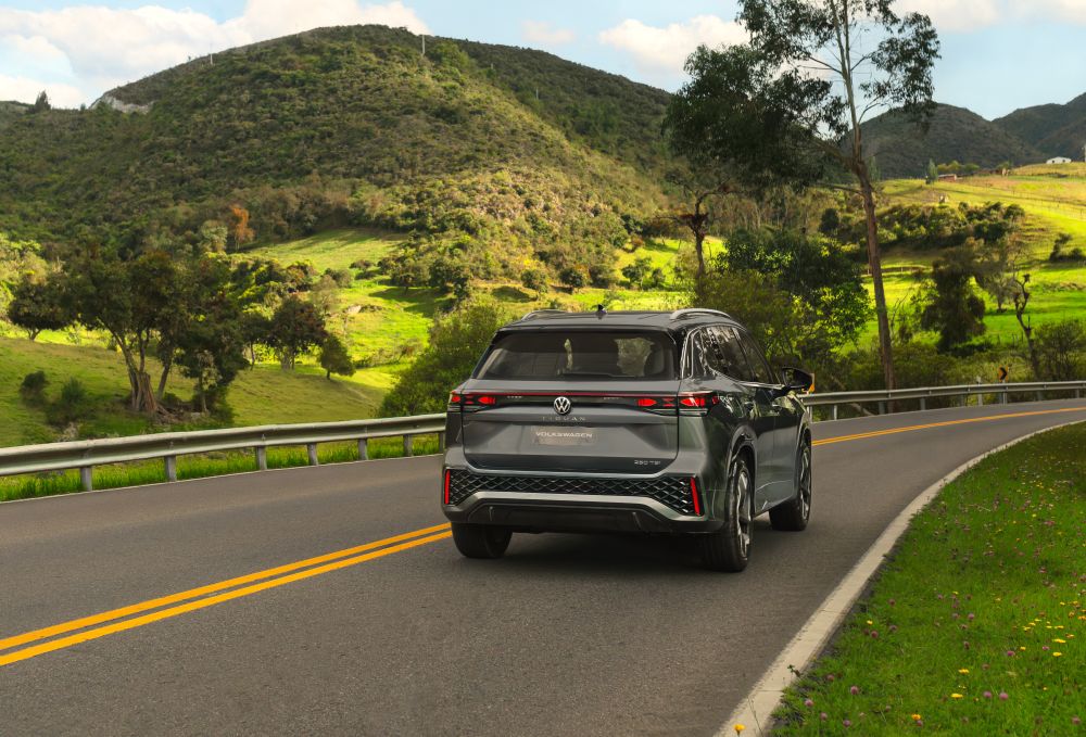 ASÍ ES EL VOLKSWAGEN TIGUAN R-LINE MHEV QUE ESTRENA IA Y MOTOR HÍBRIDO V12MAGAZINE Volkswagen Tiguan R-Line MHEV llegó a Colombia con una misión clara: demostrar que la electrificación también puede sentirse refinada, poderosa y profundamente emocional al volante. V12MAGAZINE