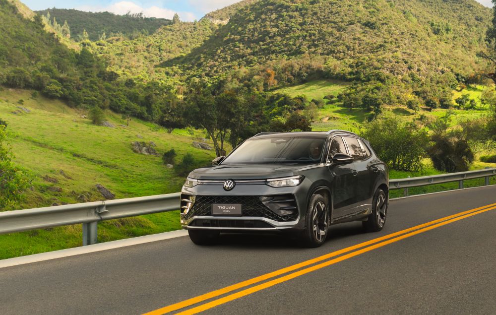 ASÍ ES EL VOLKSWAGEN TIGUAN R-LINE MHEV QUE ESTRENA IA Y MOTOR HÍBRIDO V12MAGAZINE Volkswagen Tiguan R-Line MHEV llegó a Colombia con una misión clara: demostrar que la electrificación también puede sentirse refinada, poderosa y profundamente emocional al volante. V12MAGAZINE