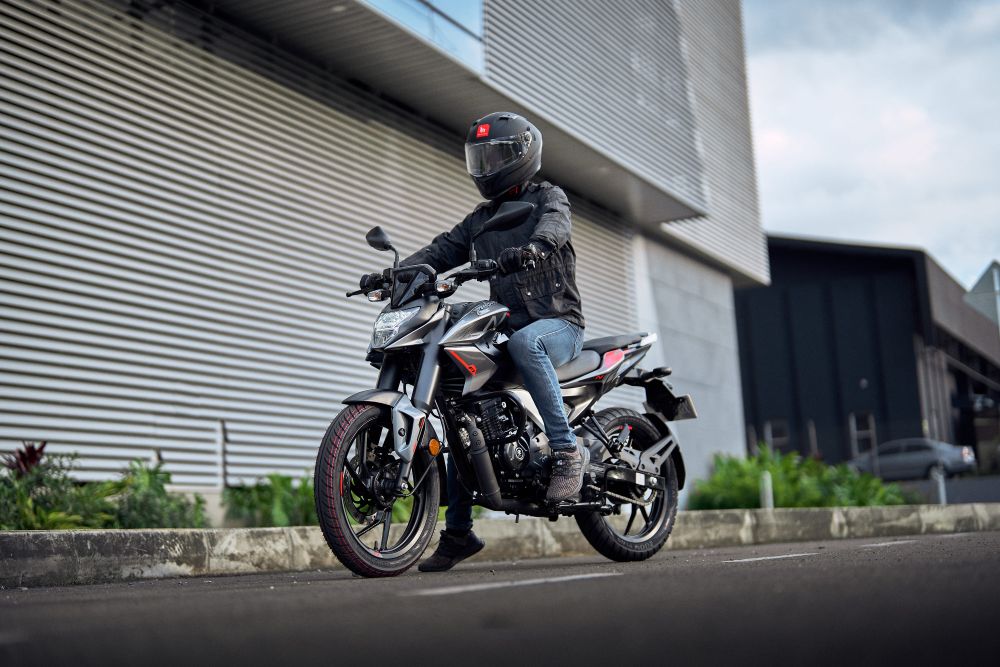 Bajaj Pulsar N125 llega en un momento exacto: cuando miles de colombianos ya no buscan solo una moto económica, sino una compañera inteligente para sobrevivir al caos urbano. V12MAGAZINE
