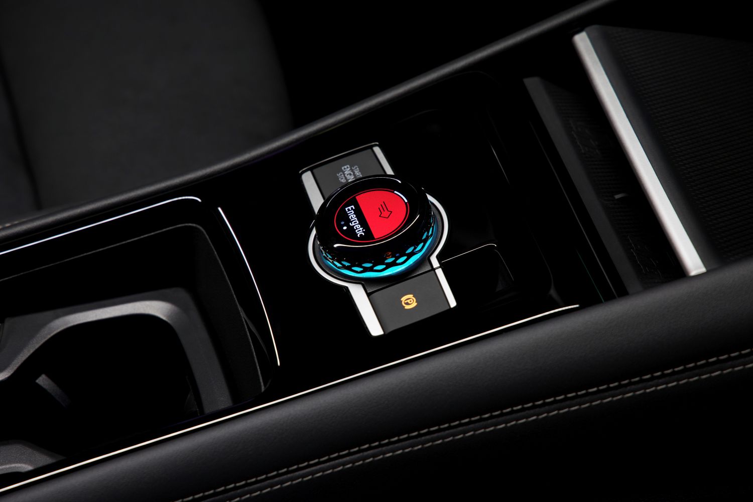 ASÍ ES EL VOLKSWAGEN TIGUAN R-LINE MHEV QUE ESTRENA IA Y MOTOR HÍBRIDO V12MAGAZINE Volkswagen Tiguan R-Line MHEV llegó a Colombia con una misión clara: demostrar que la electrificación también puede sentirse refinada, poderosa y profundamente emocional al volante. V12MAGAZINE