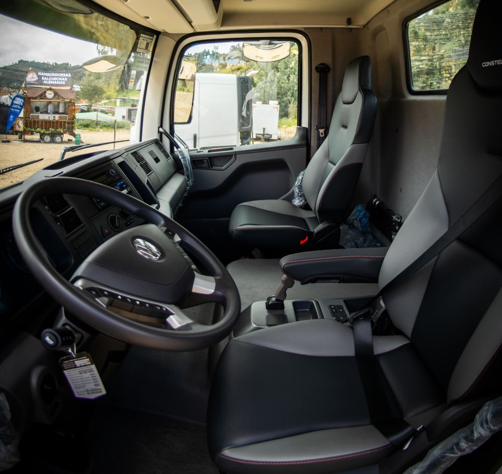 VOLKSWAGEN DELIVERY 11.180 4X4: EL CAMIÓN 4X4 DESARROLLADO EXCLUSIVAMENTE PARA COLOMBIA V12MAGAZINE Volkswagen Delivery 11.180 4x4 llega a Colombia para enfrentar una realidad que pocas marcas se atreven a mirar de frente: un país donde la trocha todavía manda. V12MAGAZINE