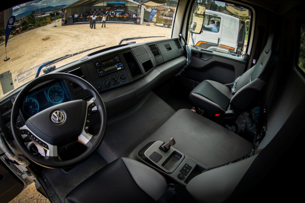 VOLKSWAGEN DELIVERY 11.180 4X4: EL CAMIÓN 4X4 DESARROLLADO EXCLUSIVAMENTE PARA COLOMBIA V12MAGAZINE Volkswagen Delivery 11.180 4x4 llega a Colombia para enfrentar una realidad que pocas marcas se atreven a mirar de frente: un país donde la trocha todavía manda. V12MAGAZINE