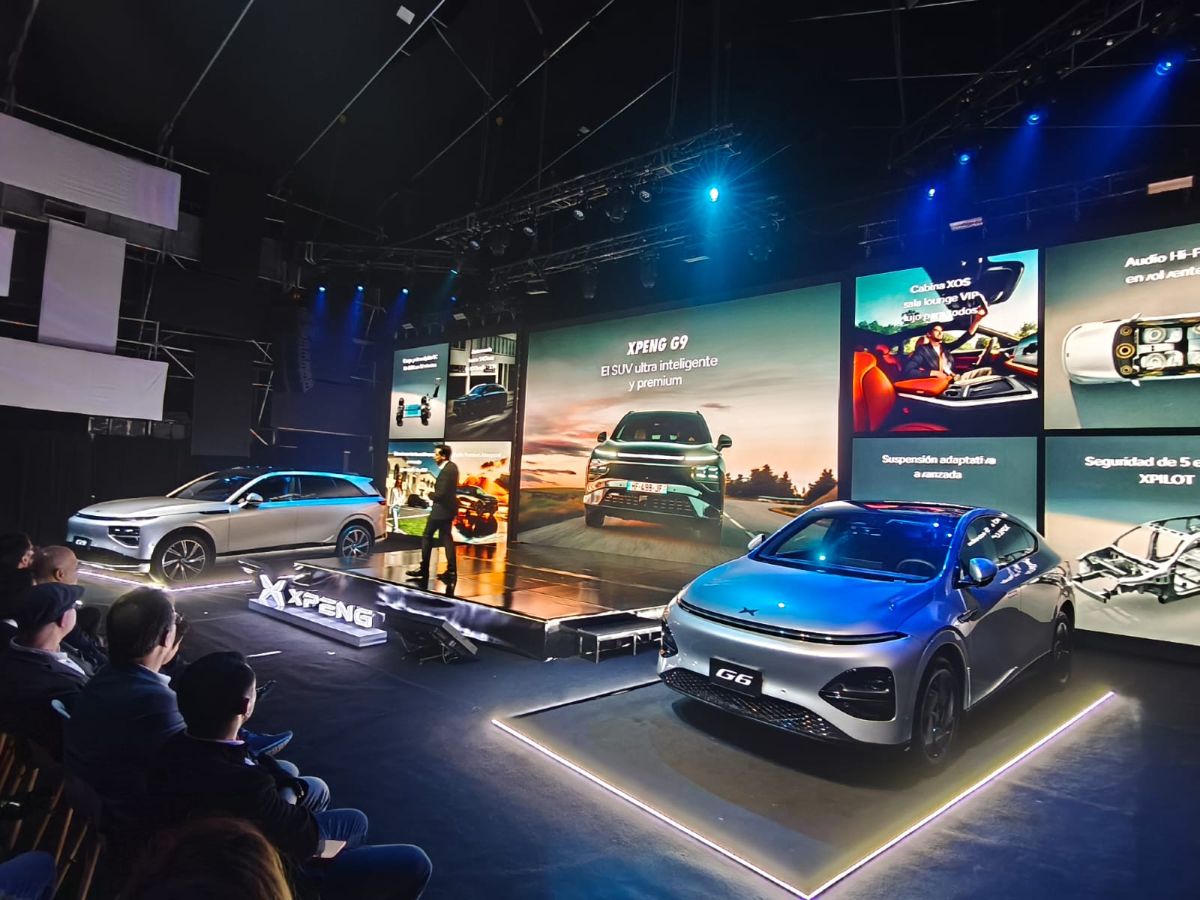 XPeng llegó oficialmente a Colombia con las nuevas SUV eléctricas G6 y G9, dos modelos que apuestan por inteligencia artificial, parqueo autónomo y hasta 540 kilómetros de autonomía. V12MAGAZINE