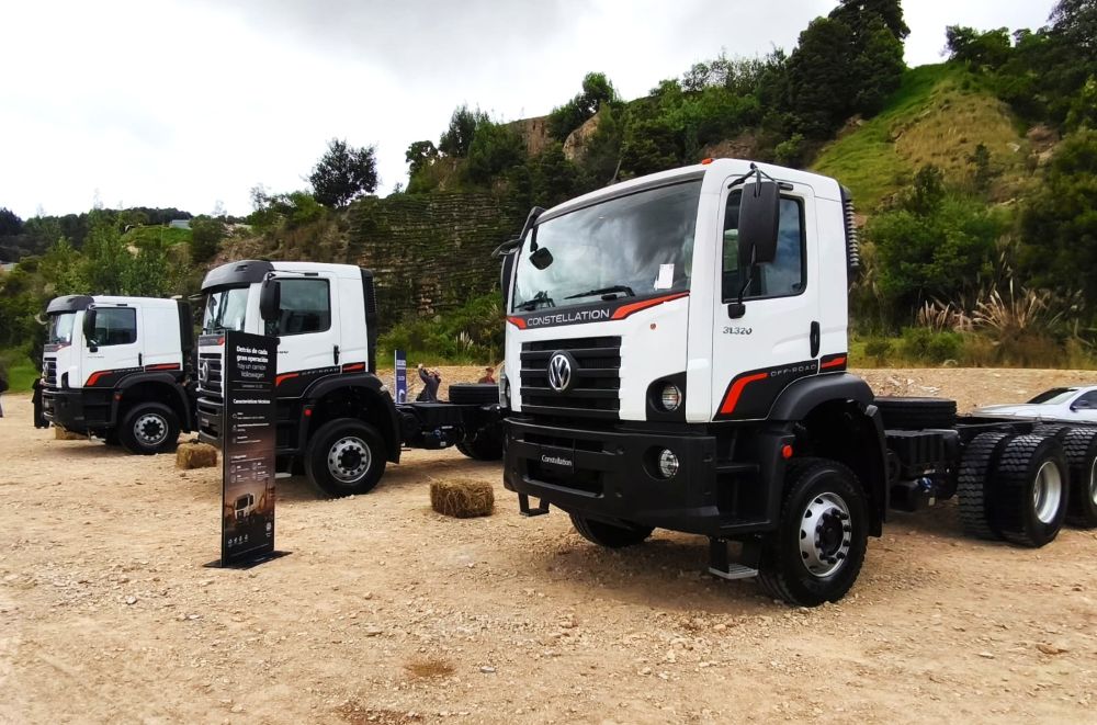VOLKSWAGEN DELIVERY 11.180 4X4: EL CAMIÓN 4X4 DESARROLLADO EXCLUSIVAMENTE PARA COLOMBIA V12MAGAZINE Volkswagen Delivery 11.180 4x4 llega a Colombia para enfrentar una realidad que pocas marcas se atreven a mirar de frente: un país donde la trocha todavía manda. V12MAGAZINE