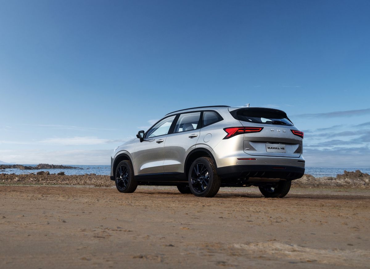 Las SUV híbridas en Colombia dejaron de ser simples ahorradoras de combustible. Ahora son máquinas de potencia, tecnología y sensaciones que antes solo existían en segmentos mucho más costosos. V12MAGAZINE