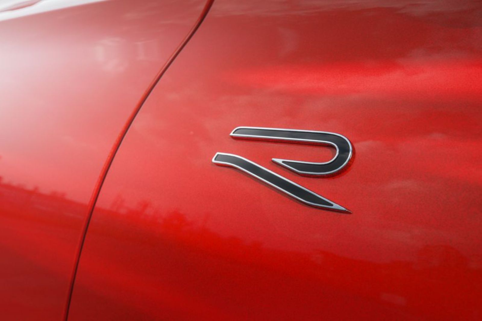 ASÍ ES EL VOLKSWAGEN TIGUAN R-LINE MHEV QUE ESTRENA IA Y MOTOR HÍBRIDO V12MAGAZINE Volkswagen Tiguan R-Line MHEV llegó a Colombia con una misión clara: demostrar que la electrificación también puede sentirse refinada, poderosa y profundamente emocional al volante. V12MAGAZINE