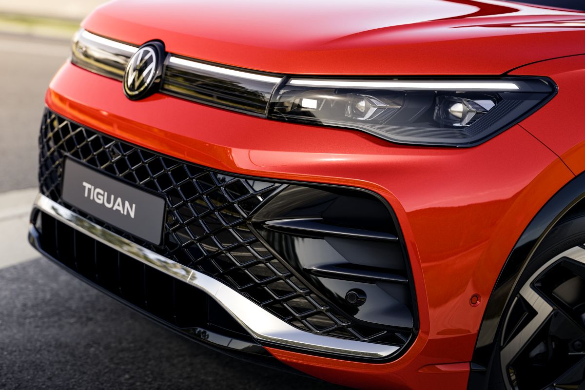 ASÍ ES EL VOLKSWAGEN TIGUAN R-LINE MHEV QUE ESTRENA IA Y MOTOR HÍBRIDO V12MAGAZINE Volkswagen Tiguan R-Line MHEV llegó a Colombia con una misión clara: demostrar que la electrificación también puede sentirse refinada, poderosa y profundamente emocional al volante. V12MAGAZINE