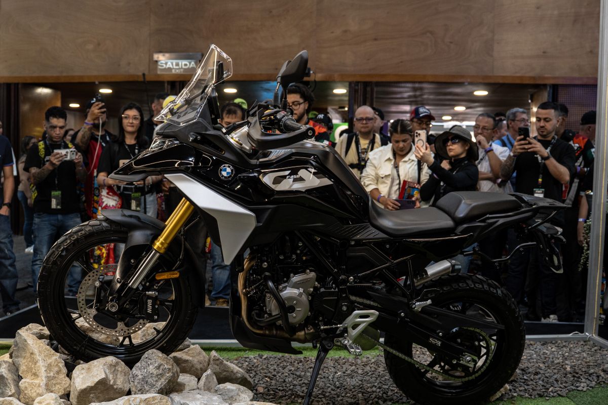FERIA 2 RUEDAS 2026: LA INDUSTRIA DE LA MOTO REVOLUCIONA LA MOVILIDAD CON INNOVACIÓN Y TECNOLOGÍA V12MAGAZINE Feria de las 2 Ruedas volvió a transformar Medellín en una ciudad que respira gasolina, innovación y negocios, mientras la industria motociclista acelera hacia una nueva etapa V12MAGAZINE
