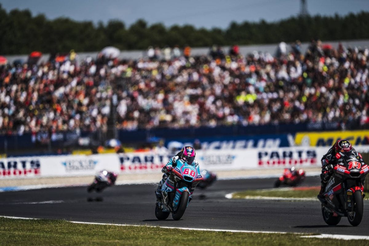 David Alonso conquistó el Gran Premio de los Países Bajos en Assen con un adelantamiento memorable en la última curva. El colombiano logró su primer triunfo del año y se acerca a los líderes del campeonato de Moto2. V12MAGAZINE