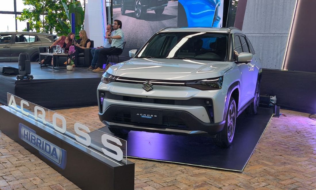 Suzuki Across llega a Colombia: la híbrida ligera que busca salirse del libreto urbano V12MAGAZINE Suzuki Across Colombia aterriza con una idea clara: ser esa SUV híbrida que no solo ahorra combustible, sino que también se anima a salir del pavimento. V12MAGAZINE