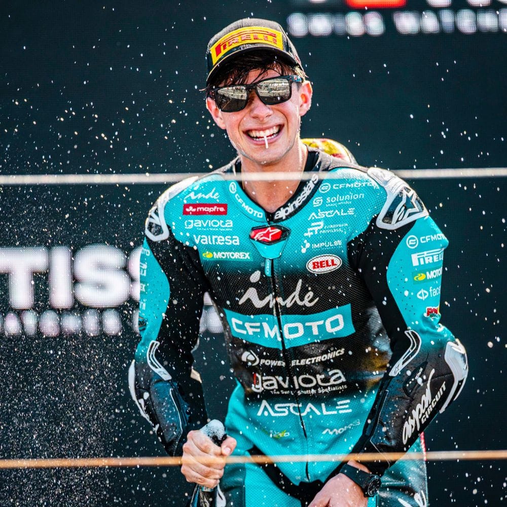 David Alonso conquistó el Gran Premio de los Países Bajos en Assen con un adelantamiento memorable en la última curva. El colombiano logró su primer triunfo del año y se acerca a los líderes del campeonato de Moto2. V12MAGAZINE