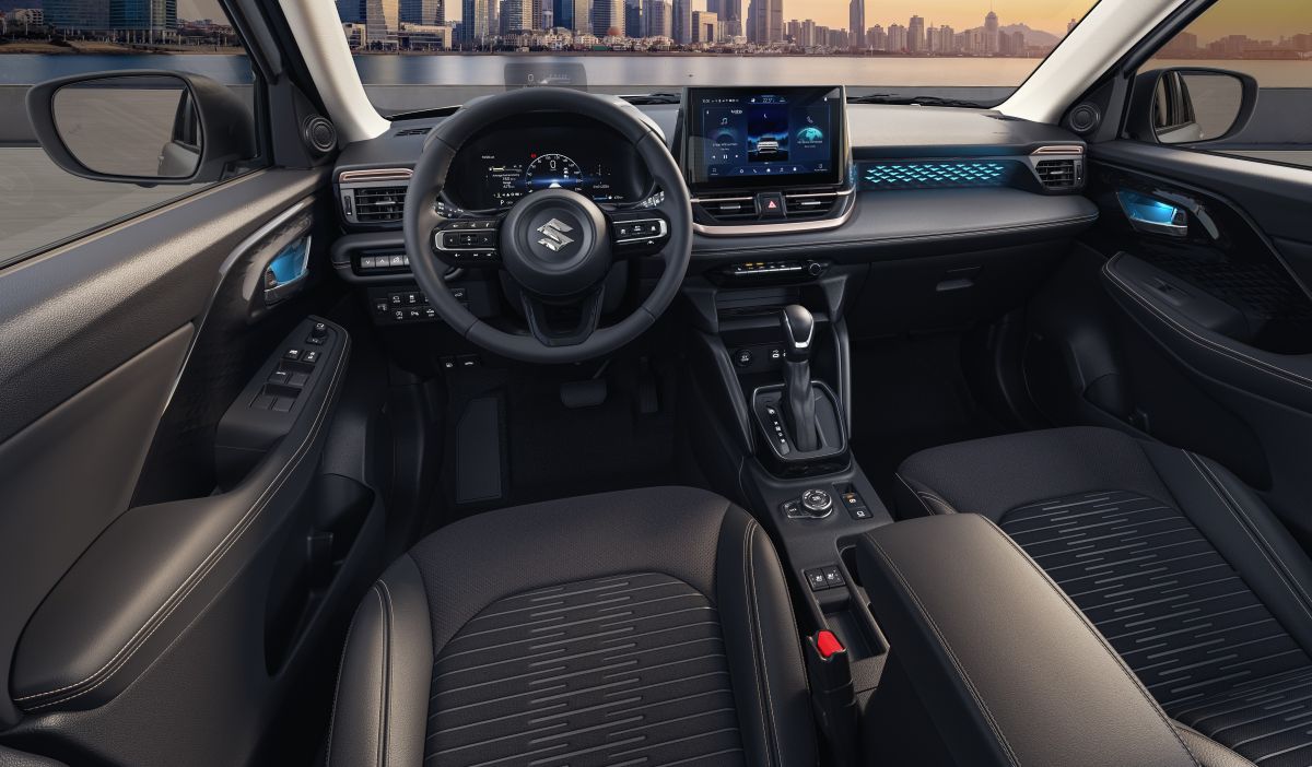 Suzuki Across llega a Colombia: la híbrida ligera que busca salirse del libreto urbano V12MAGAZINE Suzuki Across Colombia aterriza con una idea clara: ser esa SUV híbrida que no solo ahorra combustible, sino que también se anima a salir del pavimento. V12MAGAZINE