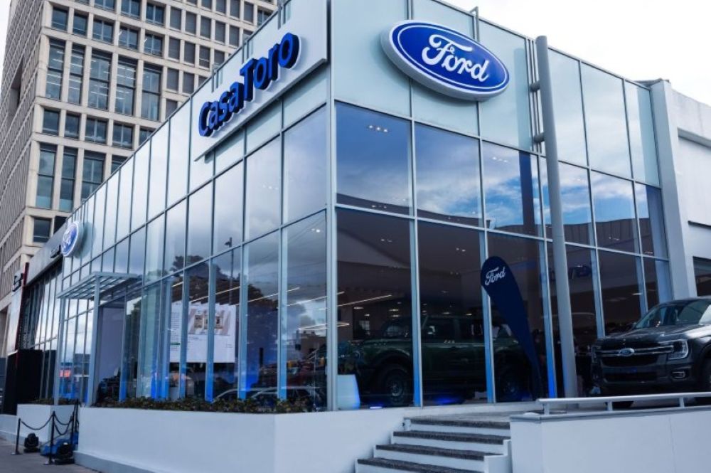 Ford Signature 2.0: así cambia la experiencia de comprar un Ford en Bogotá V12MAGAZINE Ford Signature 2.0 en Colombia arranca en Bogotá con una idea ambiciosa: que visitar un concesionario deje de sentirse como un trámite y se convierta en una experiencia de marca. V12MAGAZINE