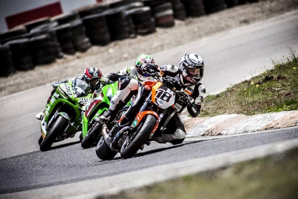 DANIEL FERNÁNDEZ VOLVERÁ A RED BULL ROMANIACS 2026, LA CARRERA MÁS EXTREMA DEL HARD ENDURO V12MAGAZINE Daniel Fernández Red Bull Romaniacs 2026 vuelve a encender la ilusión del motociclismo colombiano con un desafío que muy pocos pilotos en el mundo se atreven a enfrentar. V12MAGAZINE