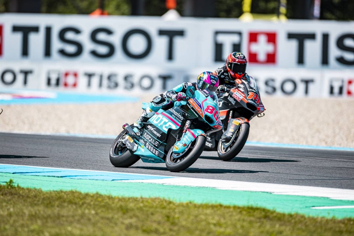 David Alonso conquistó el Gran Premio de los Países Bajos en Assen con un adelantamiento memorable en la última curva. El colombiano logró su primer triunfo del año y se acerca a los líderes del campeonato de Moto2. V12MAGAZINE