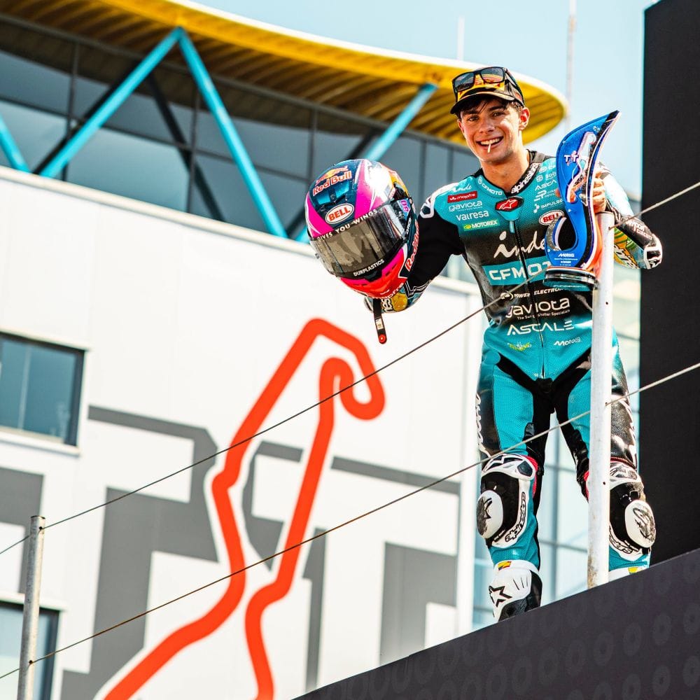 David Alonso conquistó el Gran Premio de los Países Bajos en Assen con un adelantamiento memorable en la última curva. El colombiano logró su primer triunfo del año y se acerca a los líderes del campeonato de Moto2. V12MAGAZINE