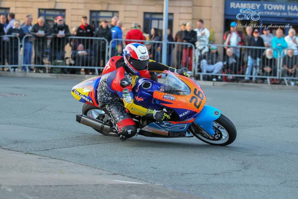 DANIEL FERNÁNDEZ VOLVERÁ A RED BULL ROMANIACS 2026, LA CARRERA MÁS EXTREMA DEL HARD ENDURO V12MAGAZINE Daniel Fernández Red Bull Romaniacs 2026 vuelve a encender la ilusión del motociclismo colombiano con un desafío que muy pocos pilotos en el mundo se atreven a enfrentar. V12MAGAZINE