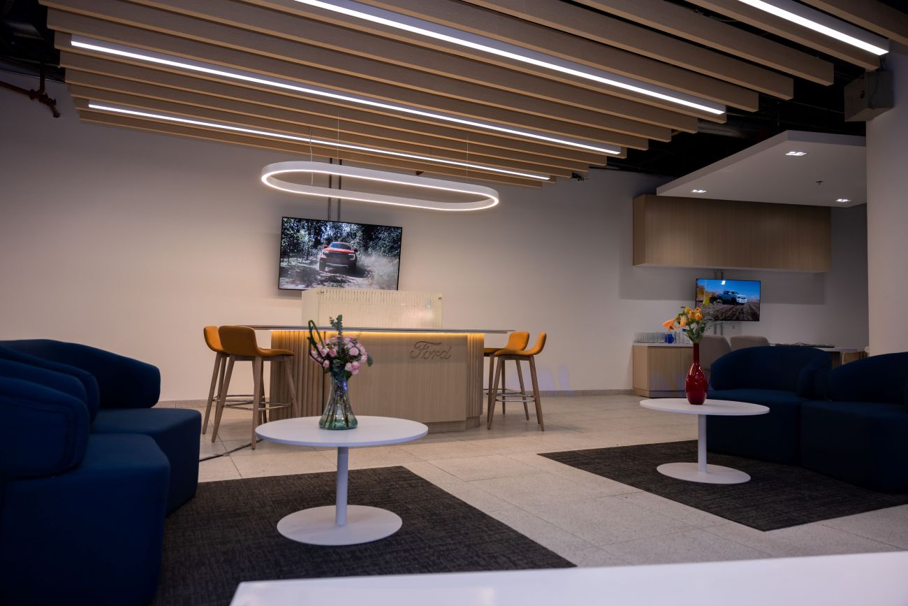 Ford Signature 2.0: así cambia la experiencia de comprar un Ford en Bogotá V12MAGAZINE Ford Signature 2.0 en Colombia arranca en Bogotá con una idea ambiciosa: que visitar un concesionario deje de sentirse como un trámite y se convierta en una experiencia de marca. V12MAGAZINE