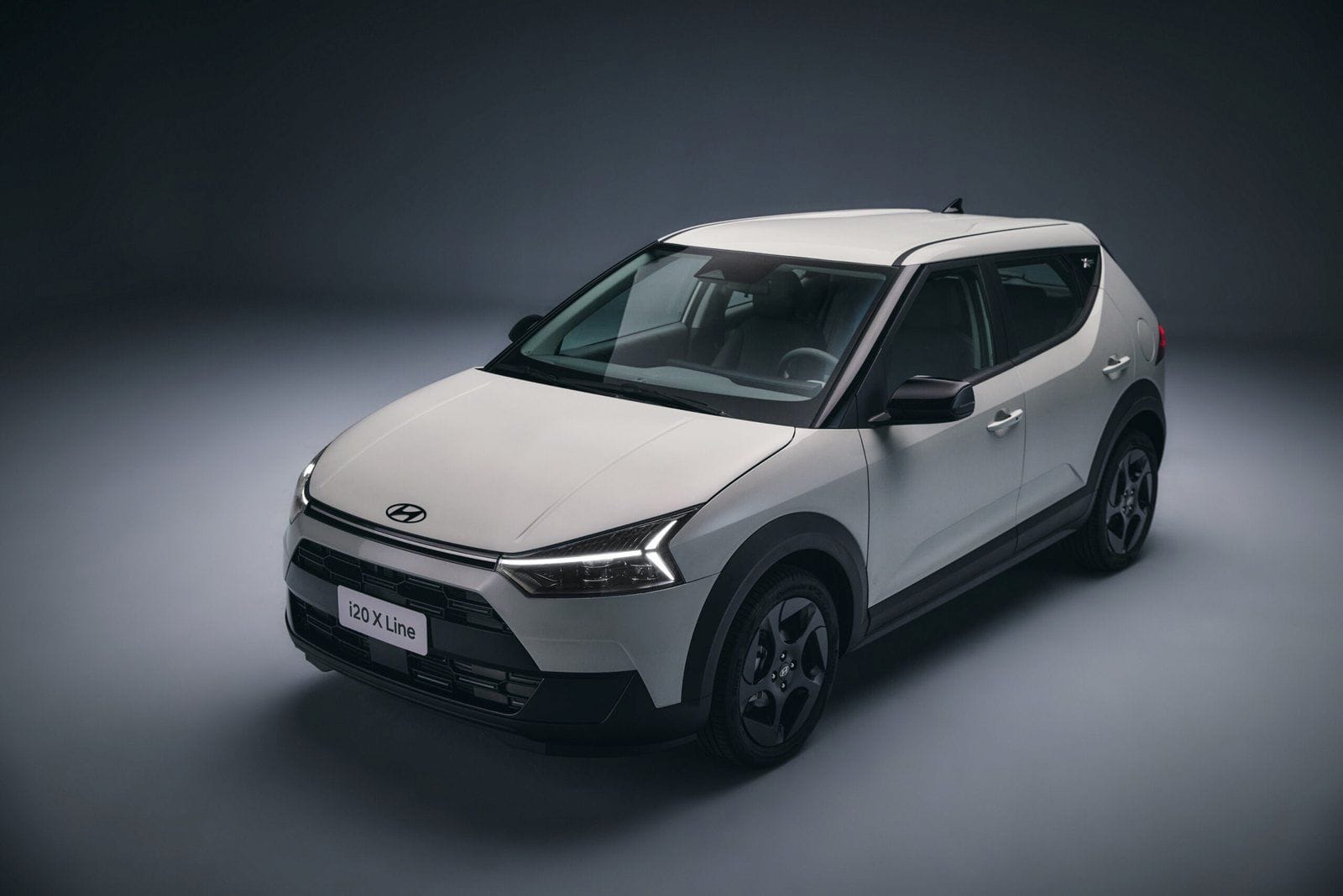 El Hyundai i20 inicia una nueva etapa en Brasil para luego expandirse por Latinoamérica, con una propuesta que combina el tamaño y la practicidad de un hatchback con atributos propios de un SUV. El i20 apuesta por el espacio interior, la tecnología, la seguridad y una gama de motores 1.0 para competir en un segmento relevante. V12MAGAZINE