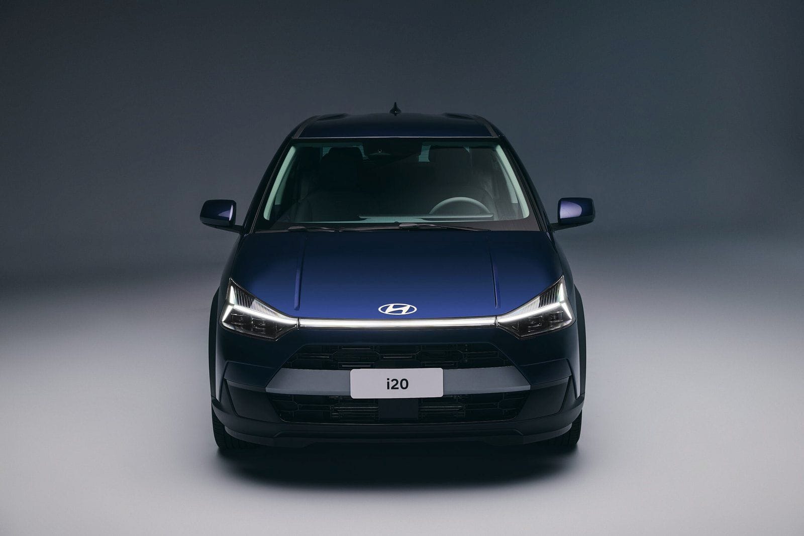 El Hyundai i20 inicia una nueva etapa en Brasil para luego expandirse por Latinoamérica, con una propuesta que combina el tamaño y la practicidad de un hatchback con atributos propios de un SUV. El i20 apuesta por el espacio interior, la tecnología, la seguridad y una gama de motores 1.0 para competir en un segmento relevante. V12MAGAZINE