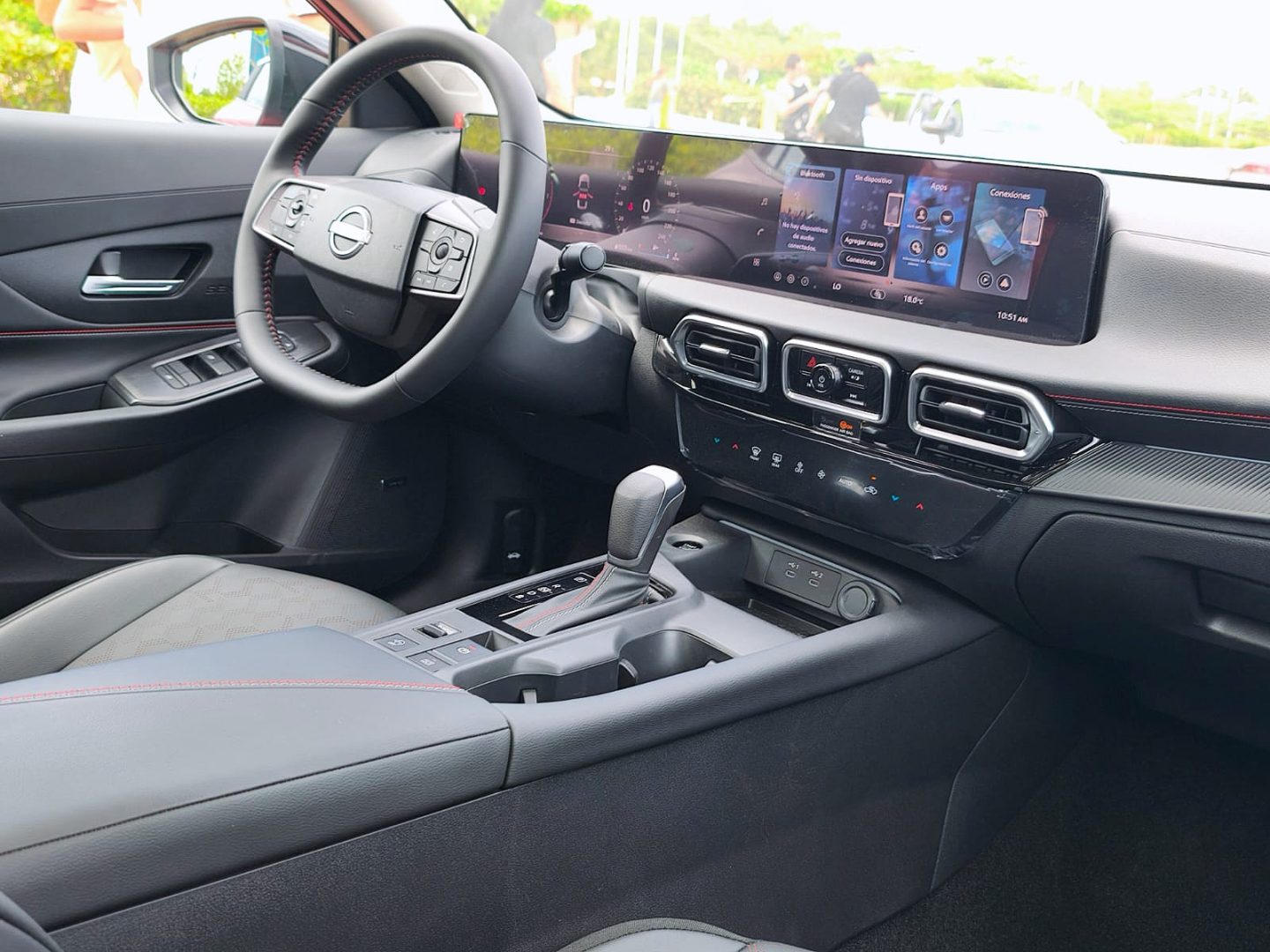 EL SEDÁN NO HA MUERTO: NISSAN LANZA EN COLOMBIA LOS NUEVOS SENTRA Y VERSA CON MÁS TECNOLOGÍA Y SEGURIDAD V12MAGAZINE Nissan Sentra y Nissan Versa 2026 llegan a Colombia en un momento inesperado: cuando muchos daban por muerto al sedán, el mercado demuestra exactamente lo contrario. V12MAGAZINE