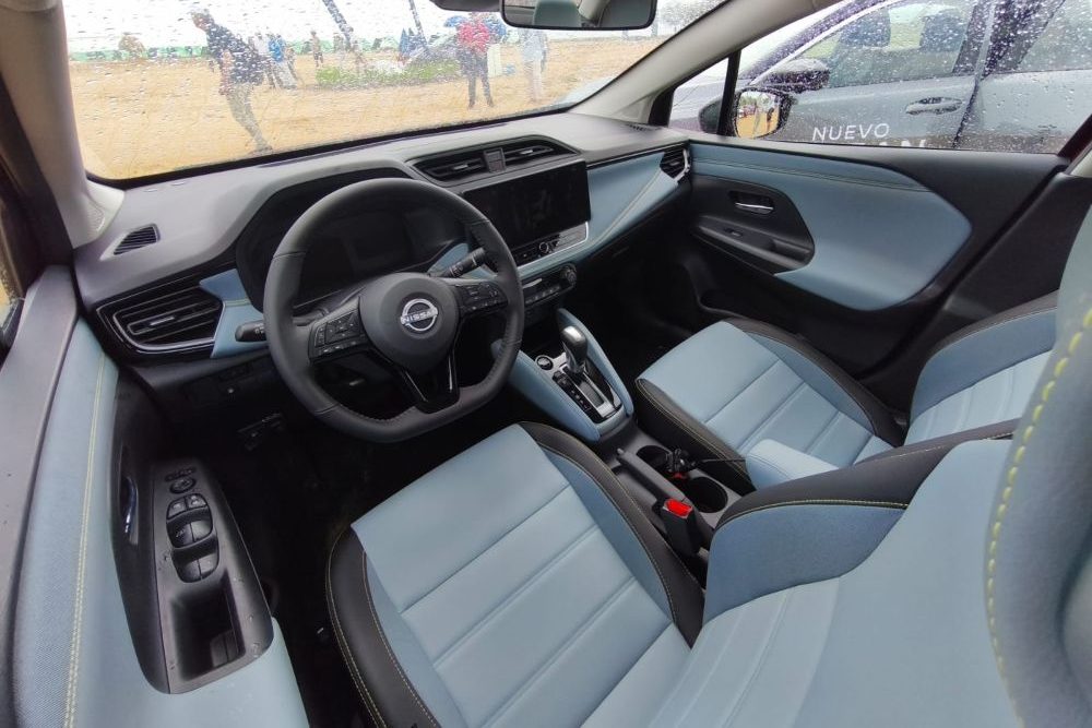 EL SEDÁN NO HA MUERTO: NISSAN LANZA EN COLOMBIA LOS NUEVOS SENTRA Y VERSA CON MÁS TECNOLOGÍA Y SEGURIDAD V12MAGAZINE Nissan Sentra y Nissan Versa 2026 llegan a Colombia en un momento inesperado: cuando muchos daban por muerto al sedán, el mercado demuestra exactamente lo contrario. V12MAGAZINE