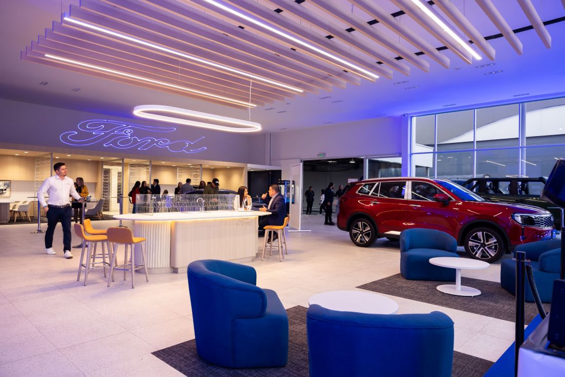 Ford Signature 2.0: así cambia la experiencia de comprar un Ford en Bogotá V12MAGAZINE Ford Signature 2.0 en Colombia arranca en Bogotá con una idea ambiciosa: que visitar un concesionario deje de sentirse como un trámite y se convierta en una experiencia de marca. V12MAGAZINE