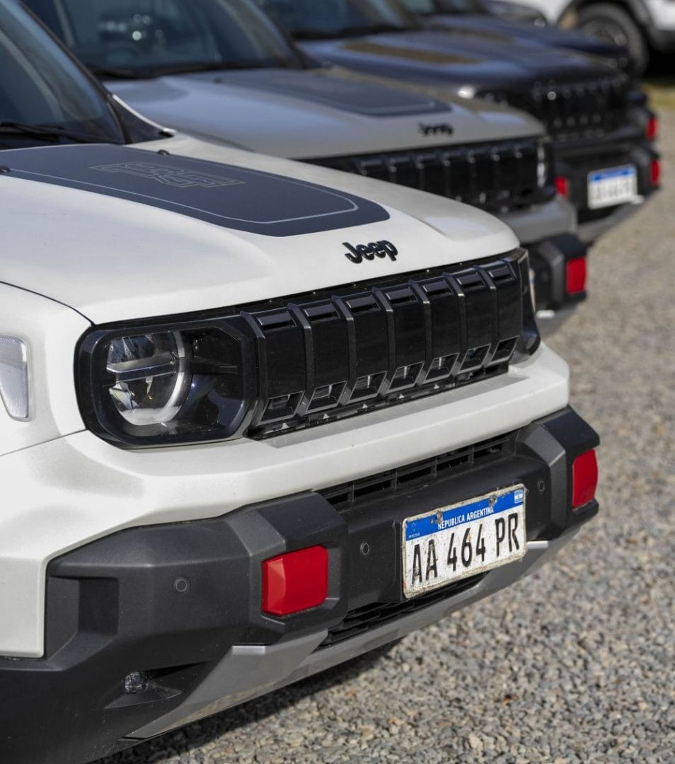 Jeep Renegade 2027 actualiza su propuesta en el segmento B-SUV con una nueva imagen, más tecnología a bordo, asistencias ADAS desde la versión Altitude y una variante Willys que mantiene el foco en la capacidad off-road. V12MAGAZINE