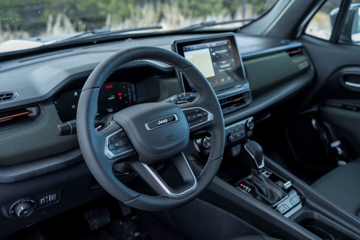 Jeep Renegade 2027 actualiza su propuesta en el segmento B-SUV con una nueva imagen, más tecnología a bordo, asistencias ADAS desde la versión Altitude y una variante Willys que mantiene el foco en la capacidad off-road. V12MAGAZINE