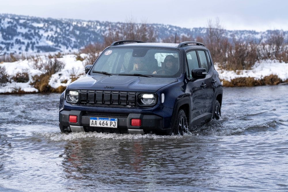 Jeep Renegade 2027 actualiza su propuesta en el segmento B-SUV con una nueva imagen, más tecnología a bordo, asistencias ADAS desde la versión Altitude y una variante Willys que mantiene el foco en la capacidad off-road. V12MAGAZINE