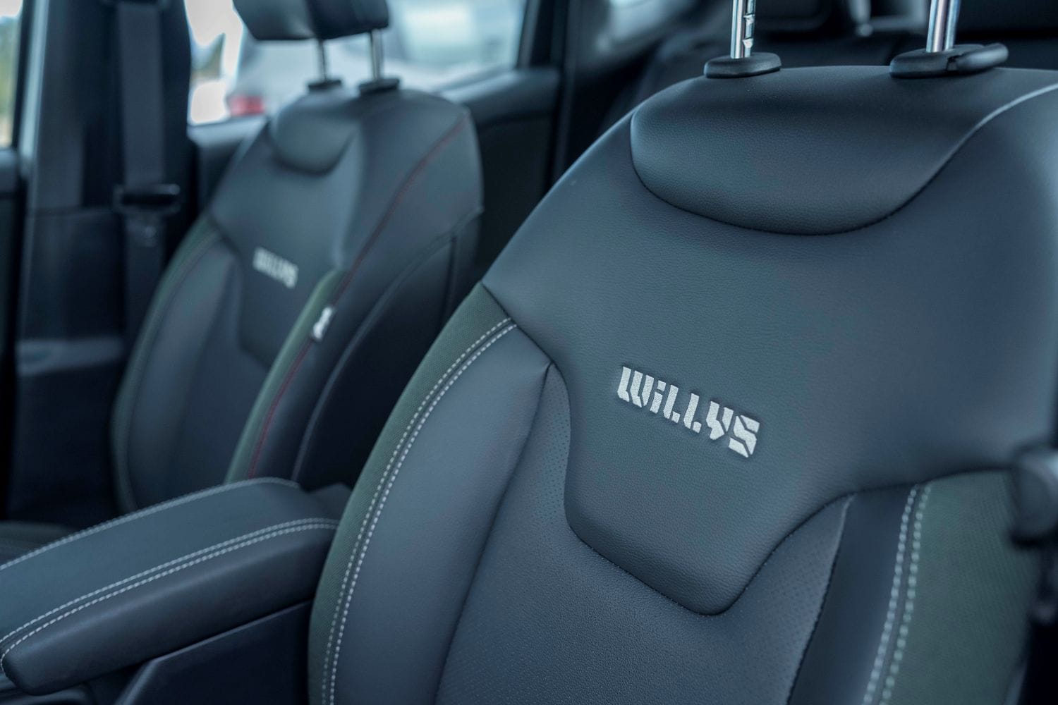 Jeep Renegade 2027 actualiza su propuesta en el segmento B-SUV con una nueva imagen, más tecnología a bordo, asistencias ADAS desde la versión Altitude y una variante Willys que mantiene el foco en la capacidad off-road. V12MAGAZINE
