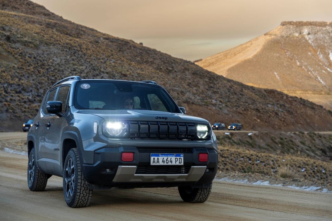 Jeep Renegade 2027 actualiza su propuesta en el segmento B-SUV con una nueva imagen, más tecnología a bordo, asistencias ADAS desde la versión Altitude y una variante Willys que mantiene el foco en la capacidad off-road. V12MAGAZINE