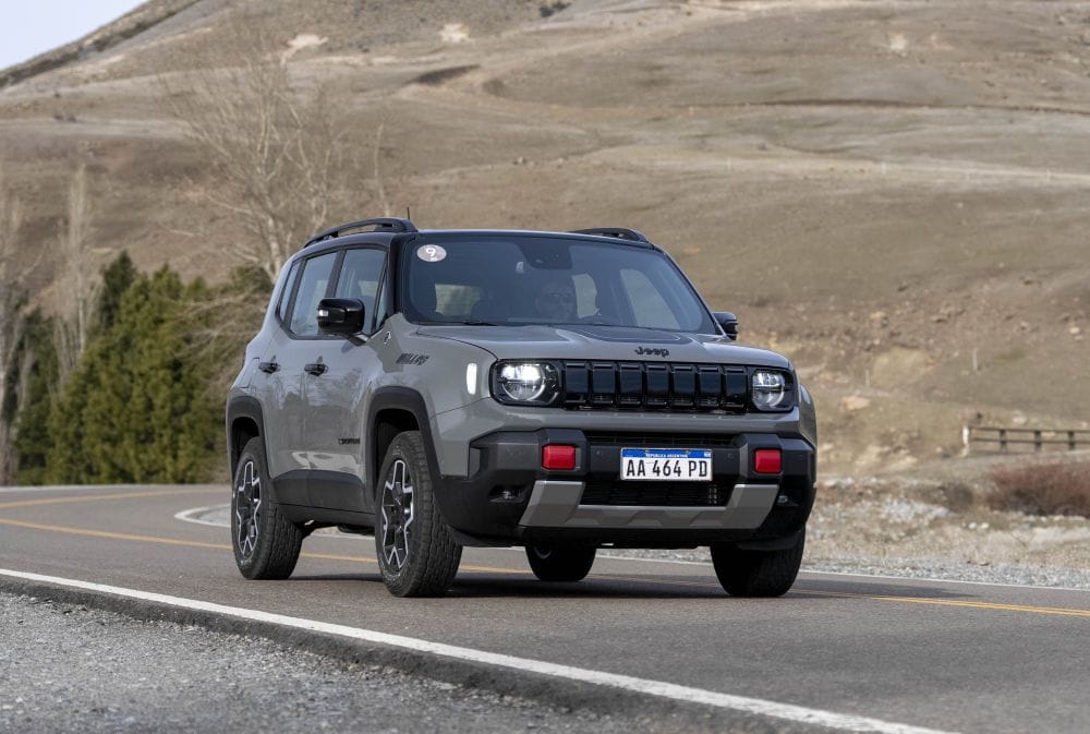 Jeep Renegade 2027 actualiza su propuesta en el segmento B-SUV con una nueva imagen, más tecnología a bordo, asistencias ADAS desde la versión Altitude y una variante Willys que mantiene el foco en la capacidad off-road. V12MAGAZINE