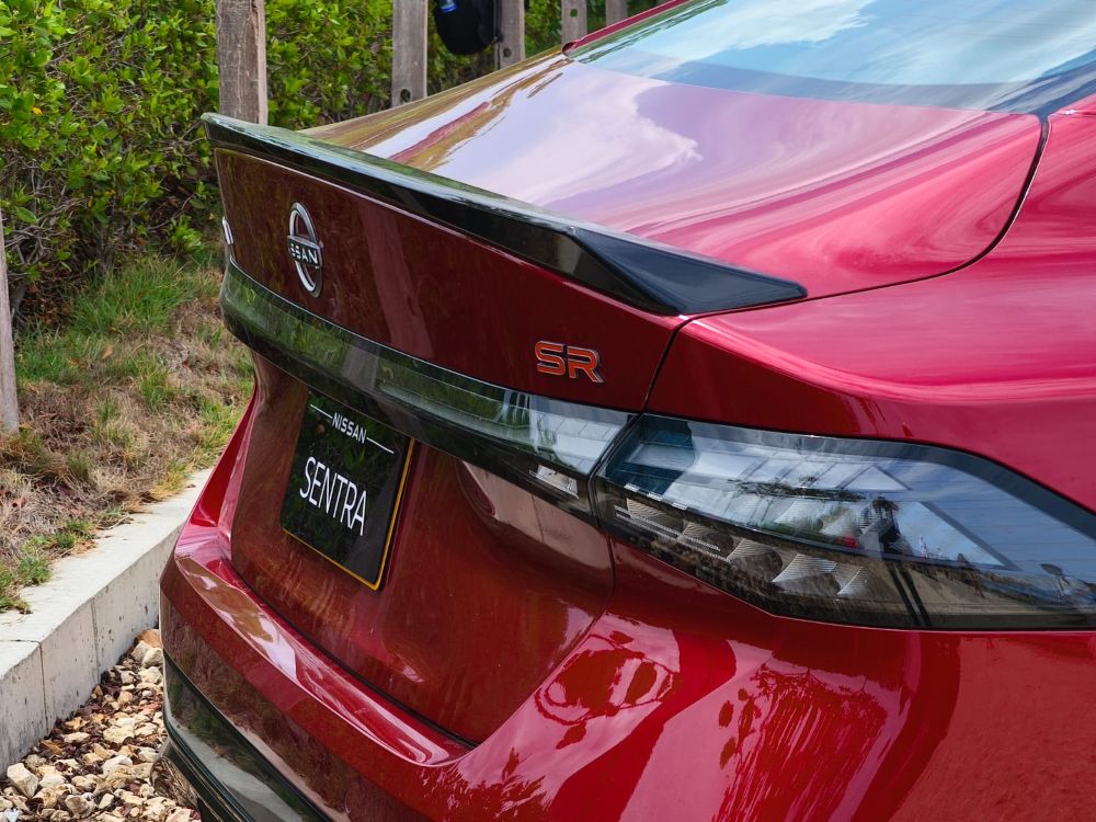 EL SEDÁN NO HA MUERTO: NISSAN LANZA EN COLOMBIA LOS NUEVOS SENTRA Y VERSA CON MÁS TECNOLOGÍA Y SEGURIDAD V12MAGAZINE Nissan Sentra y Nissan Versa 2026 llegan a Colombia en un momento inesperado: cuando muchos daban por muerto al sedán, el mercado demuestra exactamente lo contrario. V12MAGAZINE