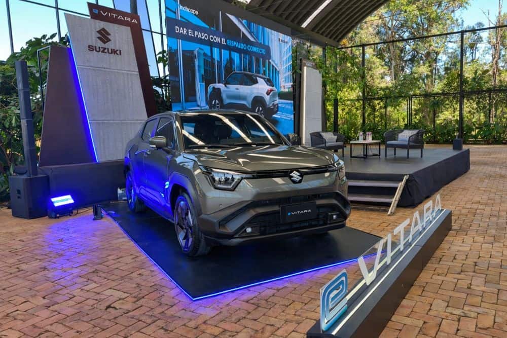 Suzuki entra a la era eléctrica: todo sobre el nuevo eVitara con 411 km de autonomía en Colombia V12MAGAZINE Suzuki eVitara 2026 marca el inicio de una nueva etapa para la marca japonesa y llega a Colombia con una misión clara: demostrar que la electrificación no tiene por qué renunciar al carácter. V12MAGAZINE