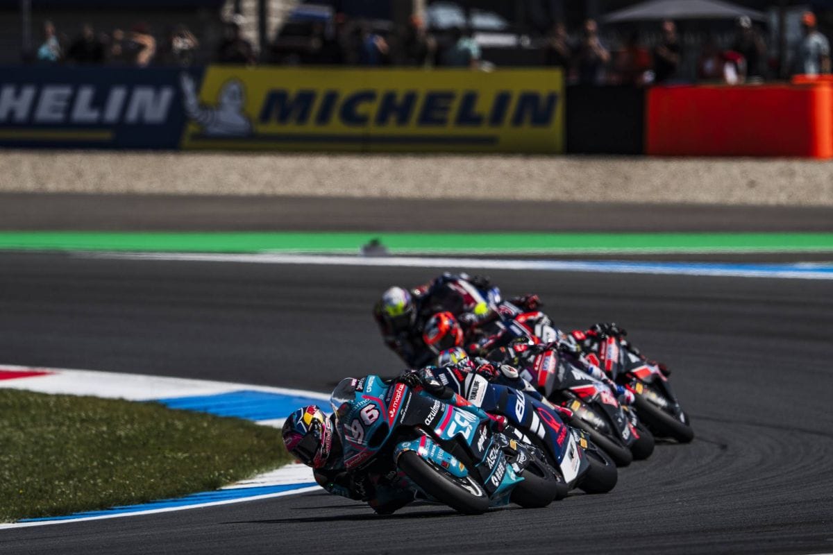 David Alonso conquistó el Gran Premio de los Países Bajos en Assen con un adelantamiento memorable en la última curva. El colombiano logró su primer triunfo del año y se acerca a los líderes del campeonato de Moto2. V12MAGAZINE