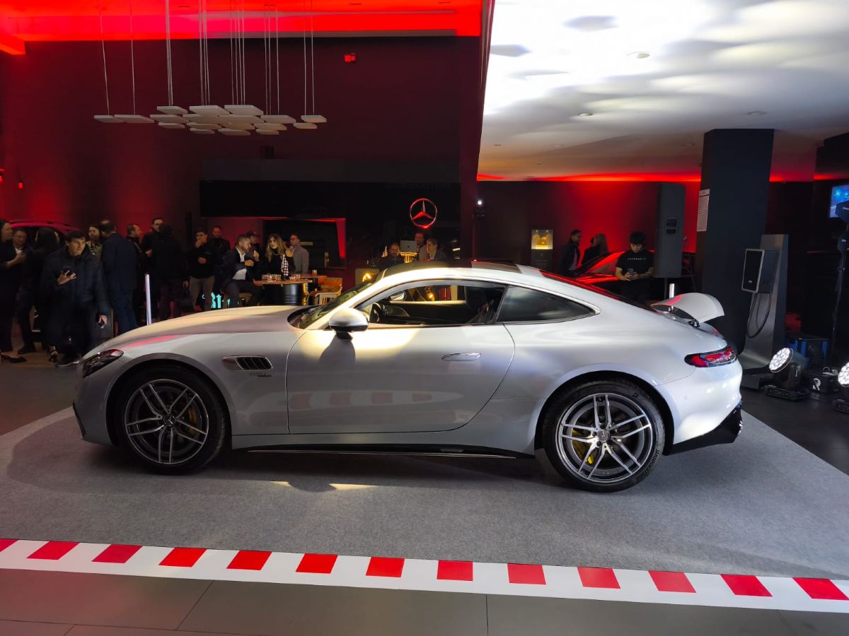 MERCEDES-AMG GT 43: el deportivo más polémico de Mercedes-Benz llegó a Colombia V12MAGAZINE Mercedes-AMG GT 43 ya está en Colombia y su propuesta tiene algo de provocación: ofrecer sensaciones de pista sin renunciar al confort, la tecnología y la vida real. V12MAGAZINE