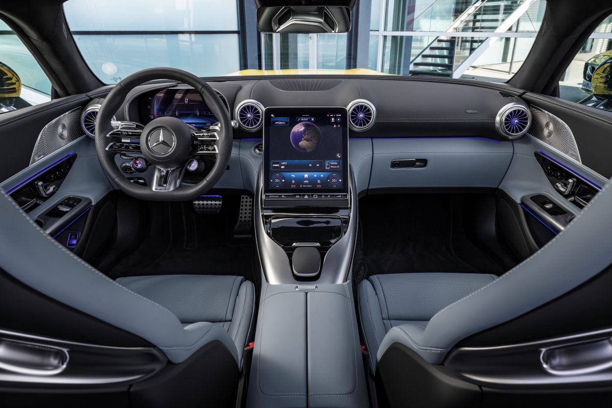 MERCEDES-AMG GT 43: el deportivo más polémico de Mercedes-Benz llegó a Colombia V12MAGAZINE Mercedes-AMG GT 43 ya está en Colombia y su propuesta tiene algo de provocación: ofrecer sensaciones de pista sin renunciar al confort, la tecnología y la vida real. V12MAGAZINE