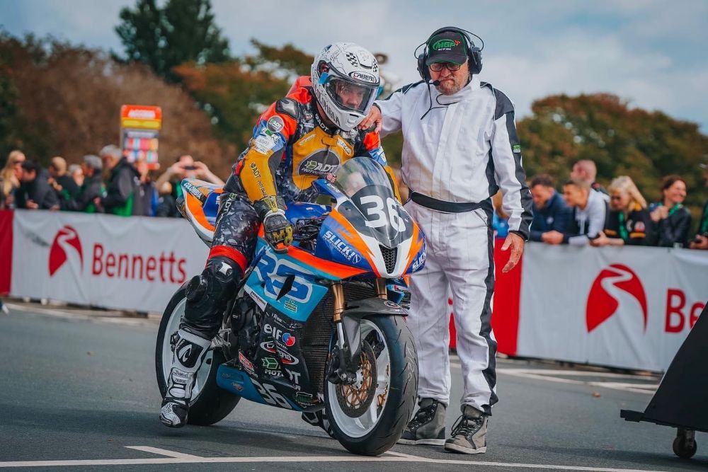 DANIEL FERNÁNDEZ VOLVERÁ A RED BULL ROMANIACS 2026, LA CARRERA MÁS EXTREMA DEL HARD ENDURO V12MAGAZINE Daniel Fernández Red Bull Romaniacs 2026 vuelve a encender la ilusión del motociclismo colombiano con un desafío que muy pocos pilotos en el mundo se atreven a enfrentar. V12MAGAZINE
