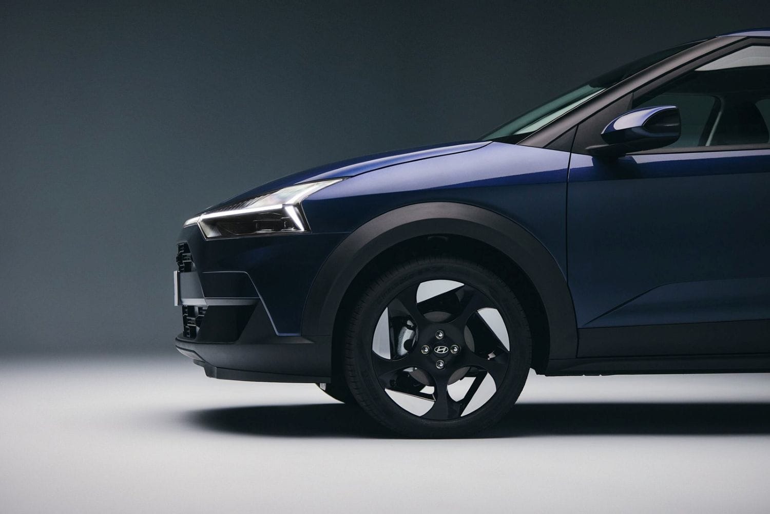 El Hyundai i20 inicia una nueva etapa en Brasil para luego expandirse por Latinoamérica, con una propuesta que combina el tamaño y la practicidad de un hatchback con atributos propios de un SUV. El i20 apuesta por el espacio interior, la tecnología, la seguridad y una gama de motores 1.0 para competir en un segmento relevante. V12MAGAZINE