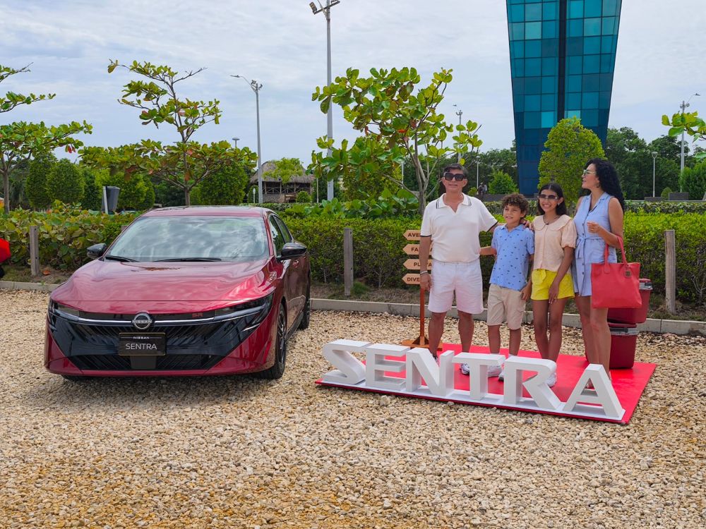 EL SEDÁN NO HA MUERTO: NISSAN LANZA EN COLOMBIA LOS NUEVOS SENTRA Y VERSA CON MÁS TECNOLOGÍA Y SEGURIDAD V12MAGAZINE Nissan Sentra y Nissan Versa 2026 llegan a Colombia en un momento inesperado: cuando muchos daban por muerto al sedán, el mercado demuestra exactamente lo contrario. V12MAGAZINE