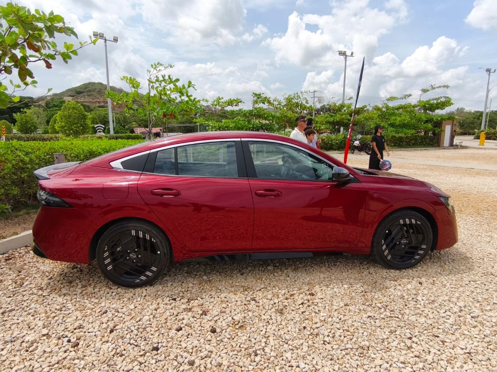 EL SEDÁN NO HA MUERTO: NISSAN LANZA EN COLOMBIA LOS NUEVOS SENTRA Y VERSA CON MÁS TECNOLOGÍA Y SEGURIDAD V12MAGAZINE Nissan Sentra y Nissan Versa 2026 llegan a Colombia en un momento inesperado: cuando muchos daban por muerto al sedán, el mercado demuestra exactamente lo contrario. V12MAGAZINE