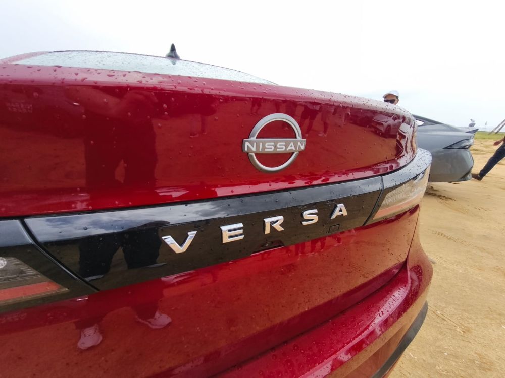 EL SEDÁN NO HA MUERTO: NISSAN LANZA EN COLOMBIA LOS NUEVOS SENTRA Y VERSA CON MÁS TECNOLOGÍA Y SEGURIDAD V12MAGAZINE Nissan Sentra y Nissan Versa 2026 llegan a Colombia en un momento inesperado: cuando muchos daban por muerto al sedán, el mercado demuestra exactamente lo contrario. V12MAGAZINE